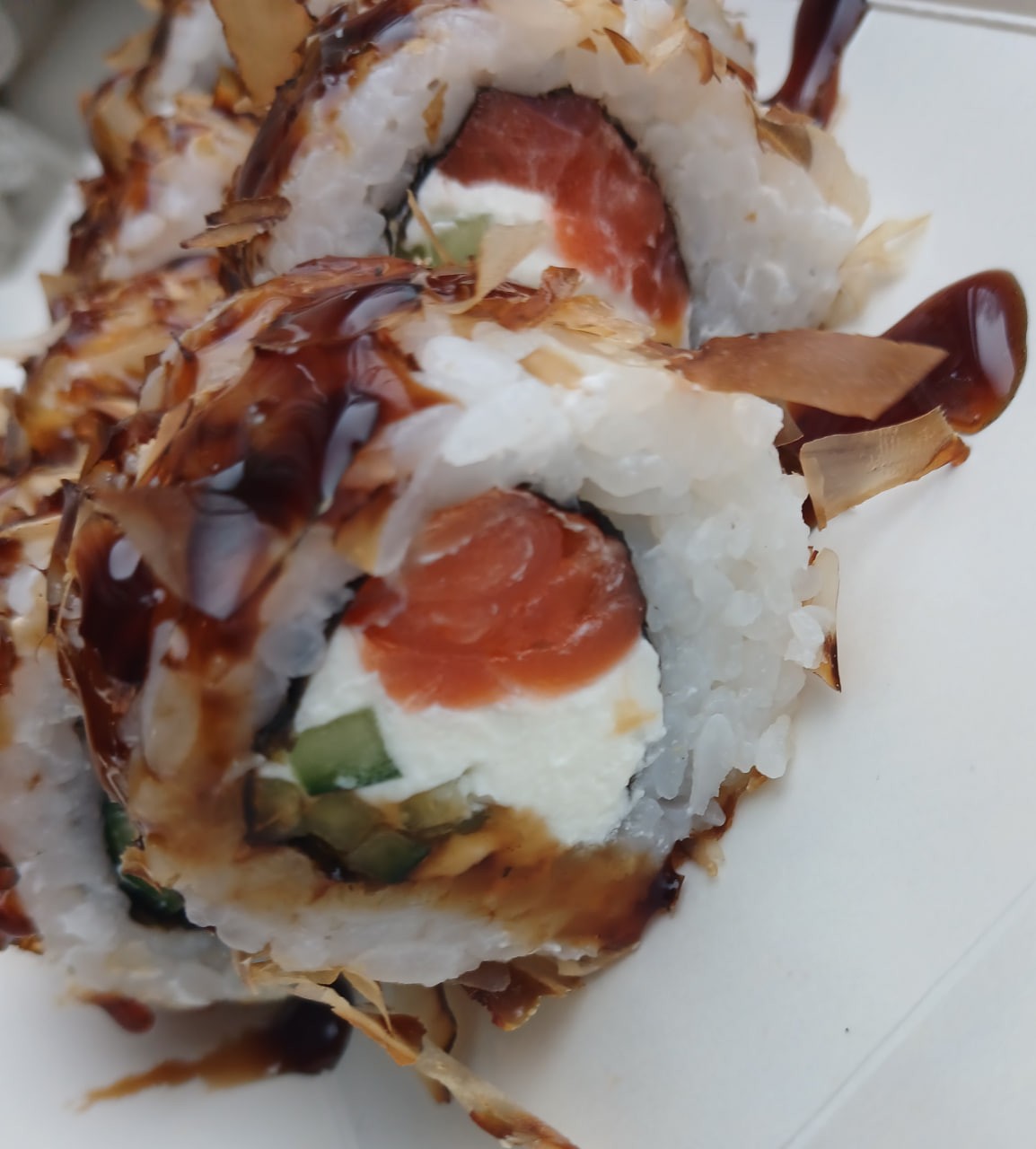 Боніто зі стружкою тунця з креветкою темпура