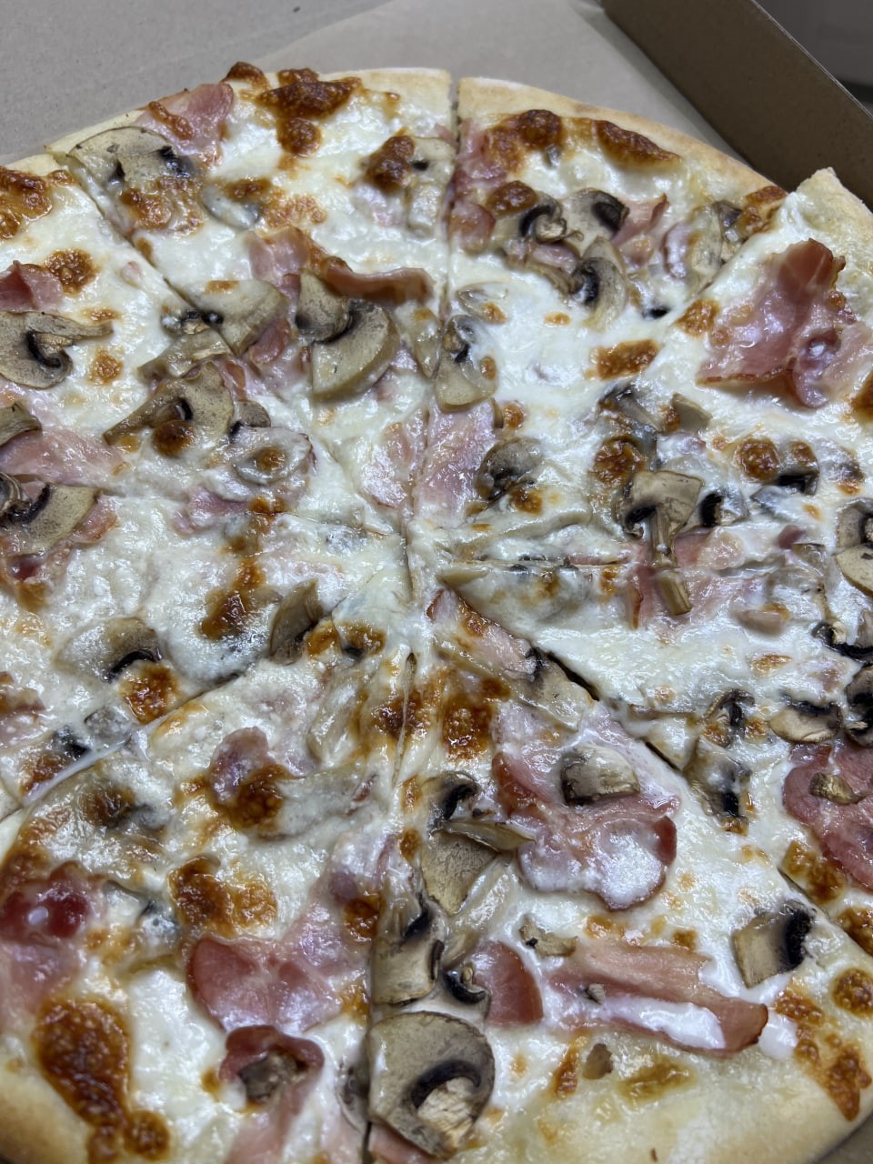 Піца грибна з беконом
