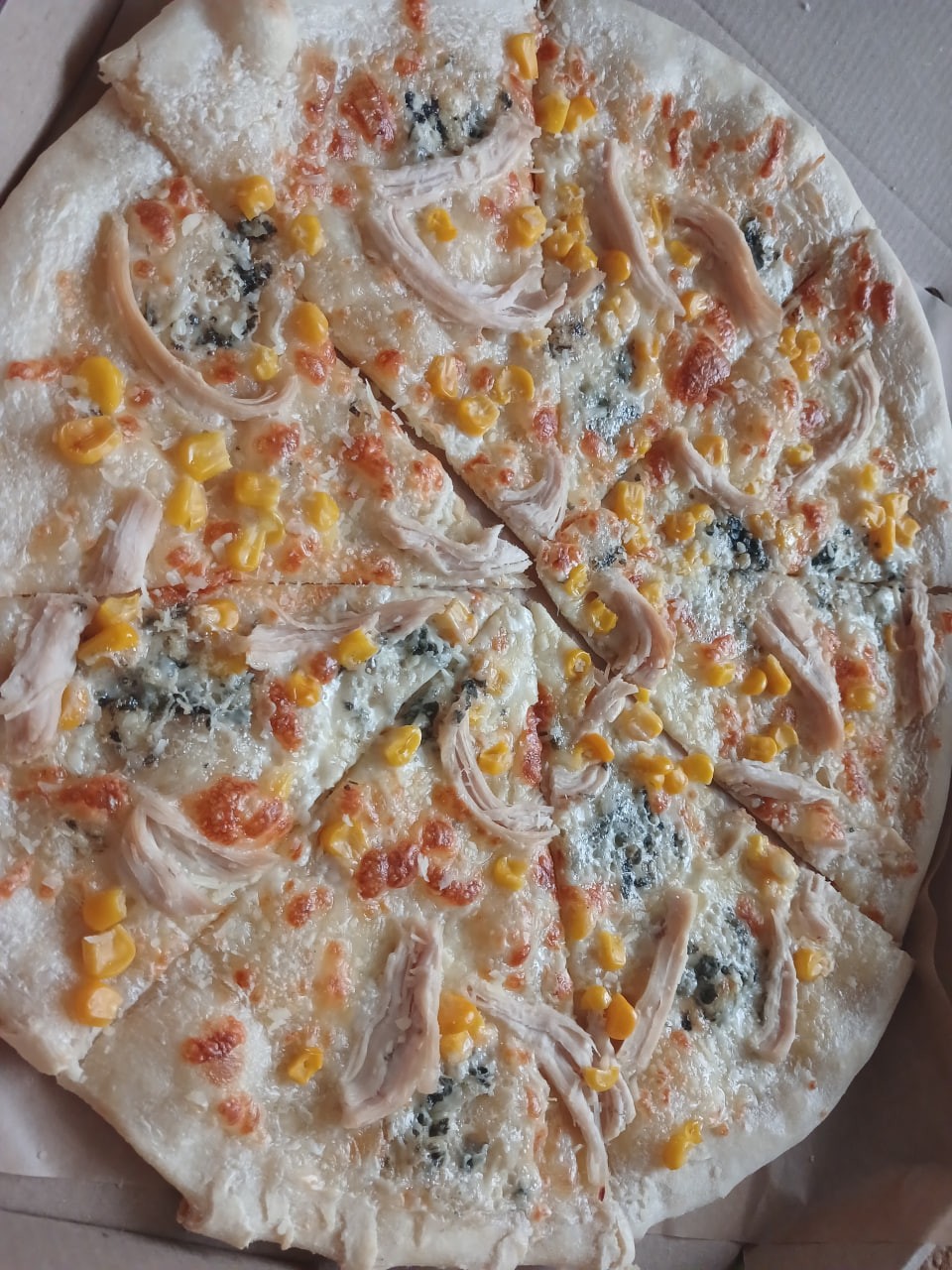 Піца сирна з куркою і кукурудзою