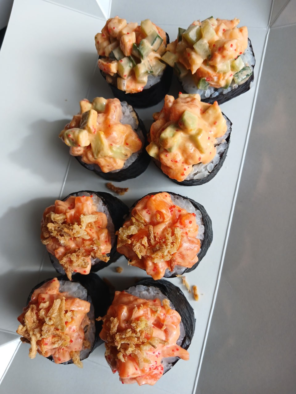 Рол з соусом шрірача з тунцем