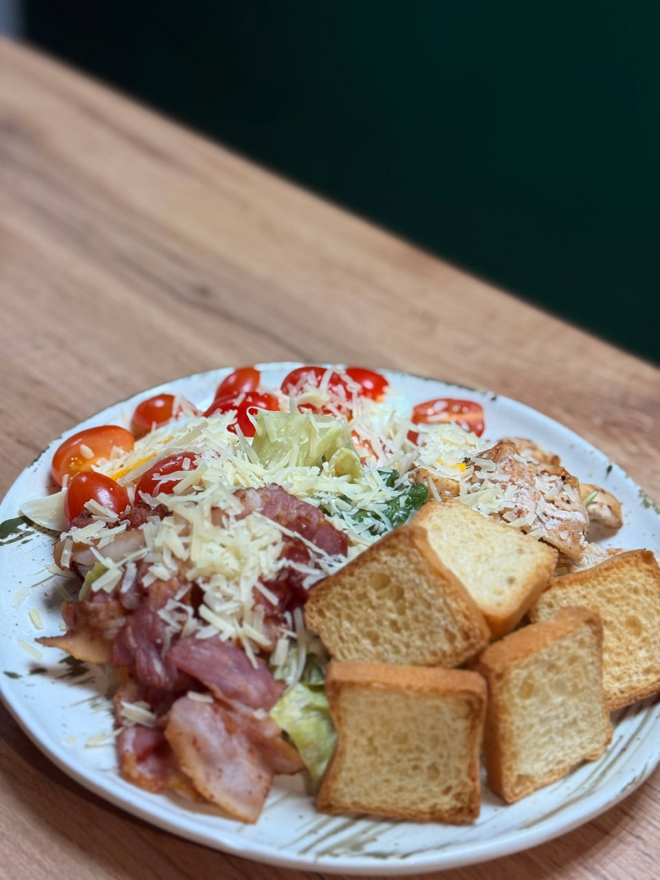 Салат Цезар з куркою та беконом