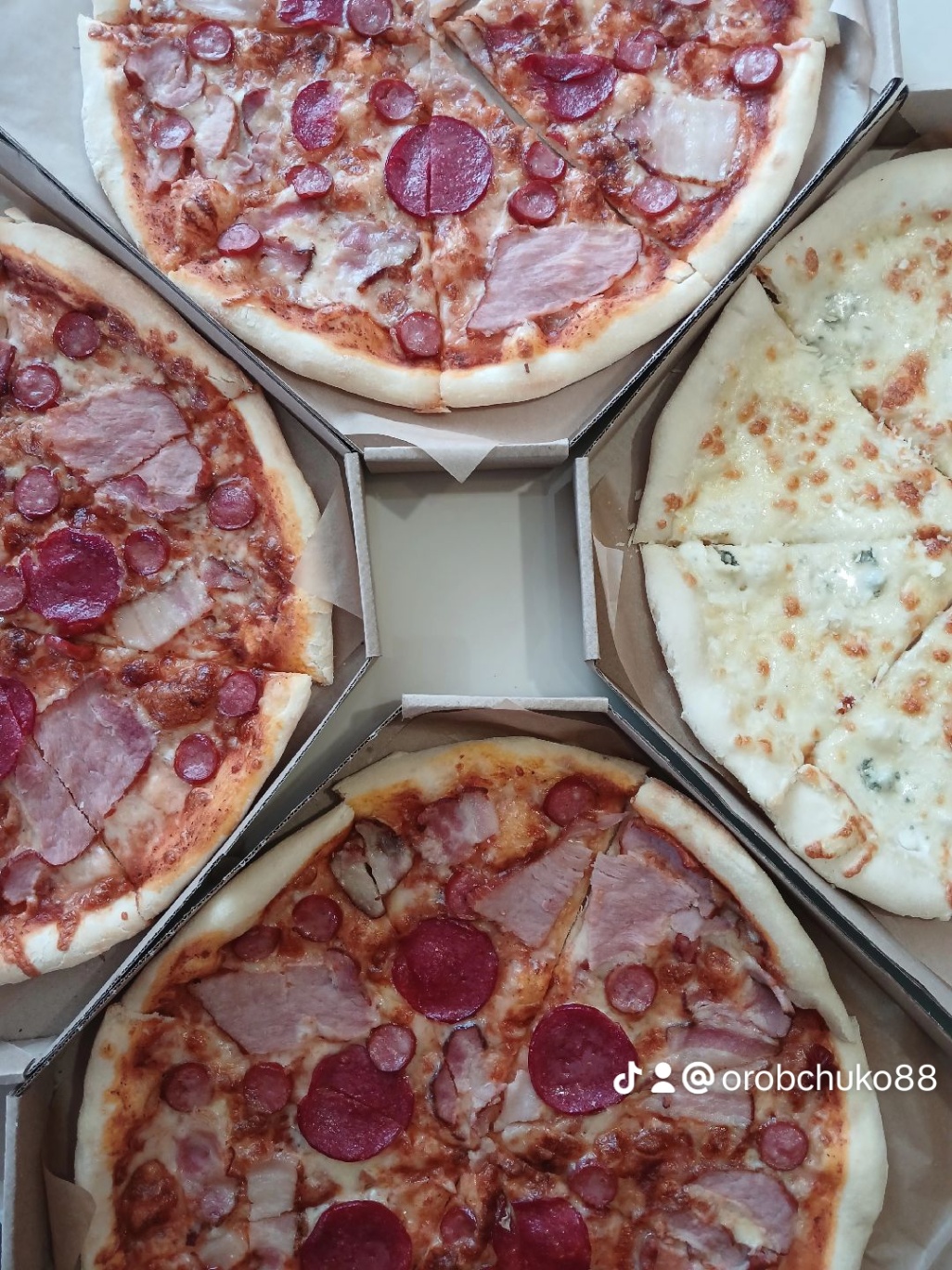 Піца чотири м'яса