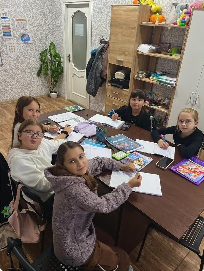 Заняття в новорічних шапках