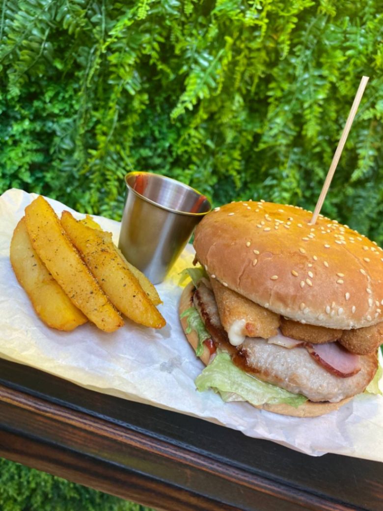 Бургер сирний з беконом