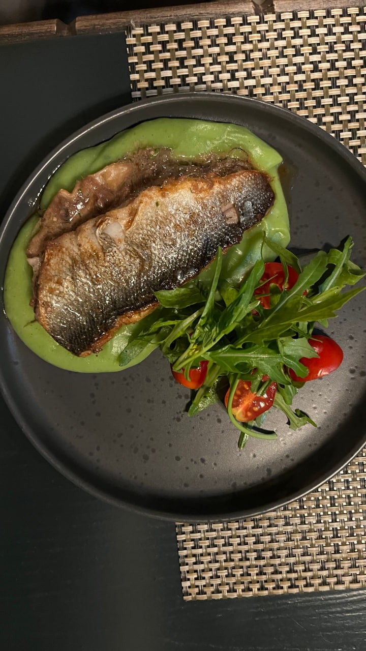 Сібас з крем-пюре з брокколі