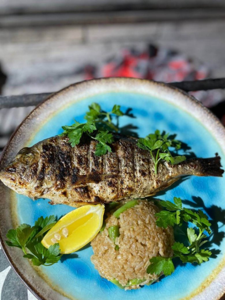 Дорадо на грилі з гарніром