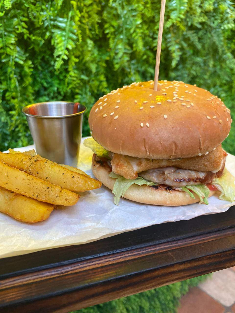 Бургер сирний з беконом