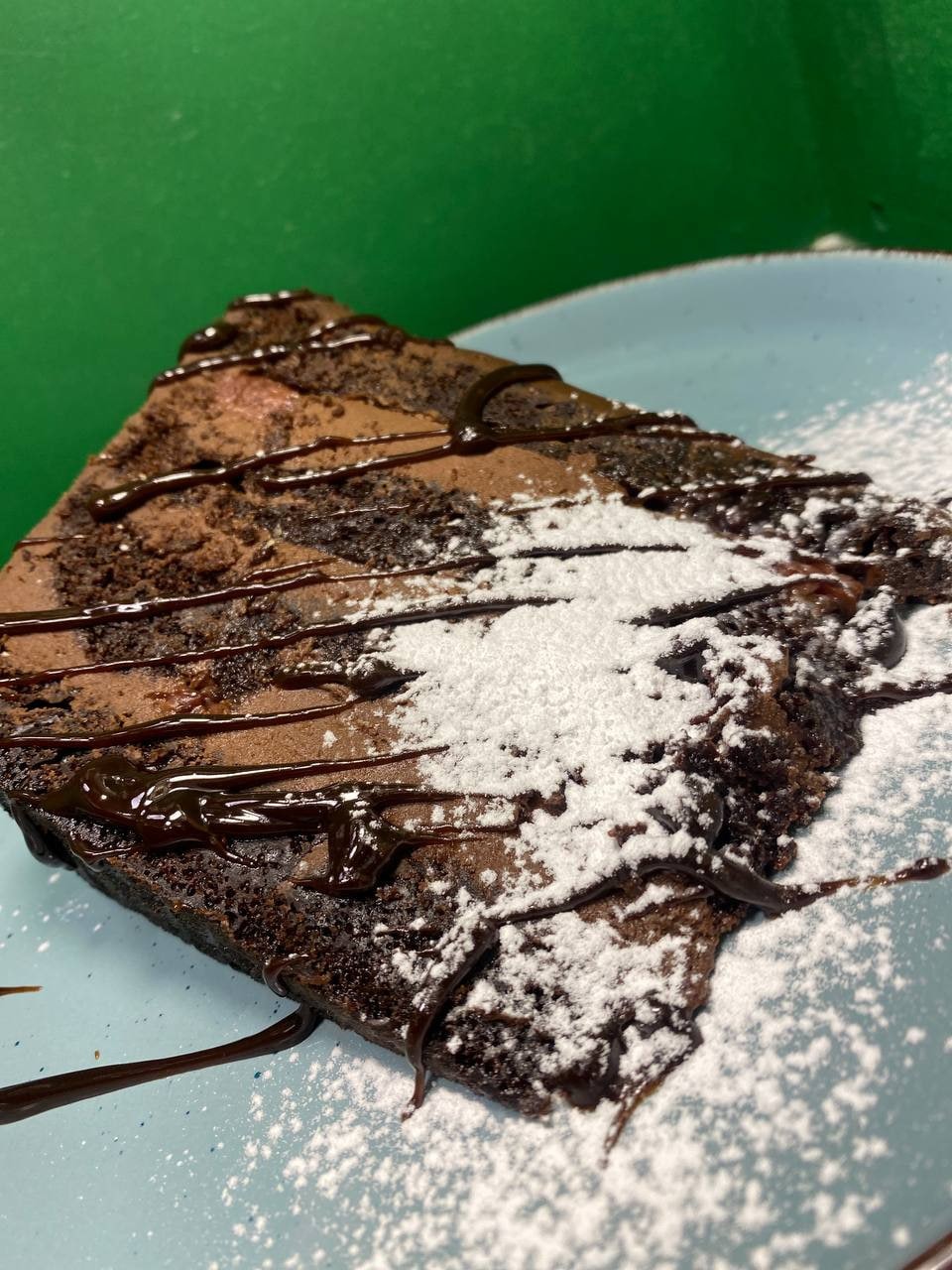 Шоколадний торт з вишнею