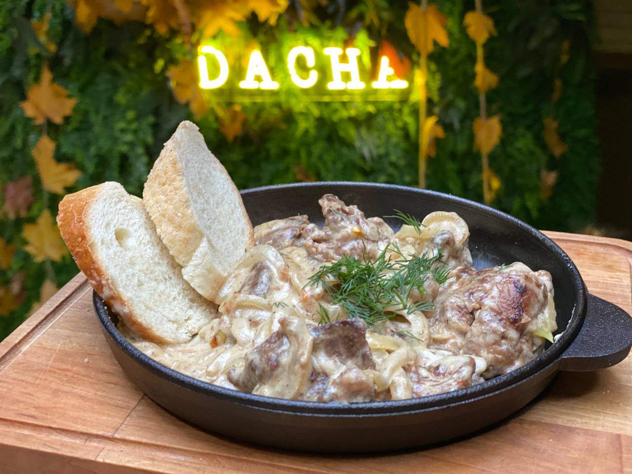 Куряча печінка тушкована в сметані