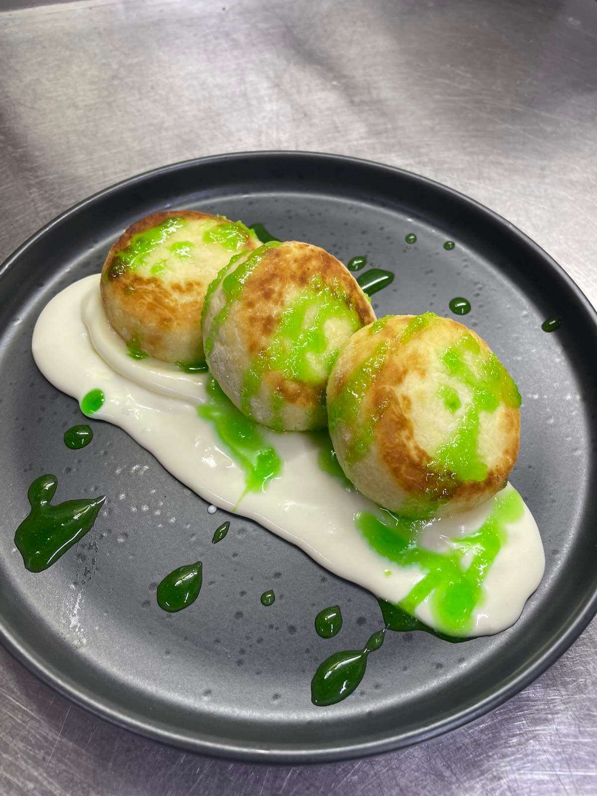 Сирники в солодкому соусі