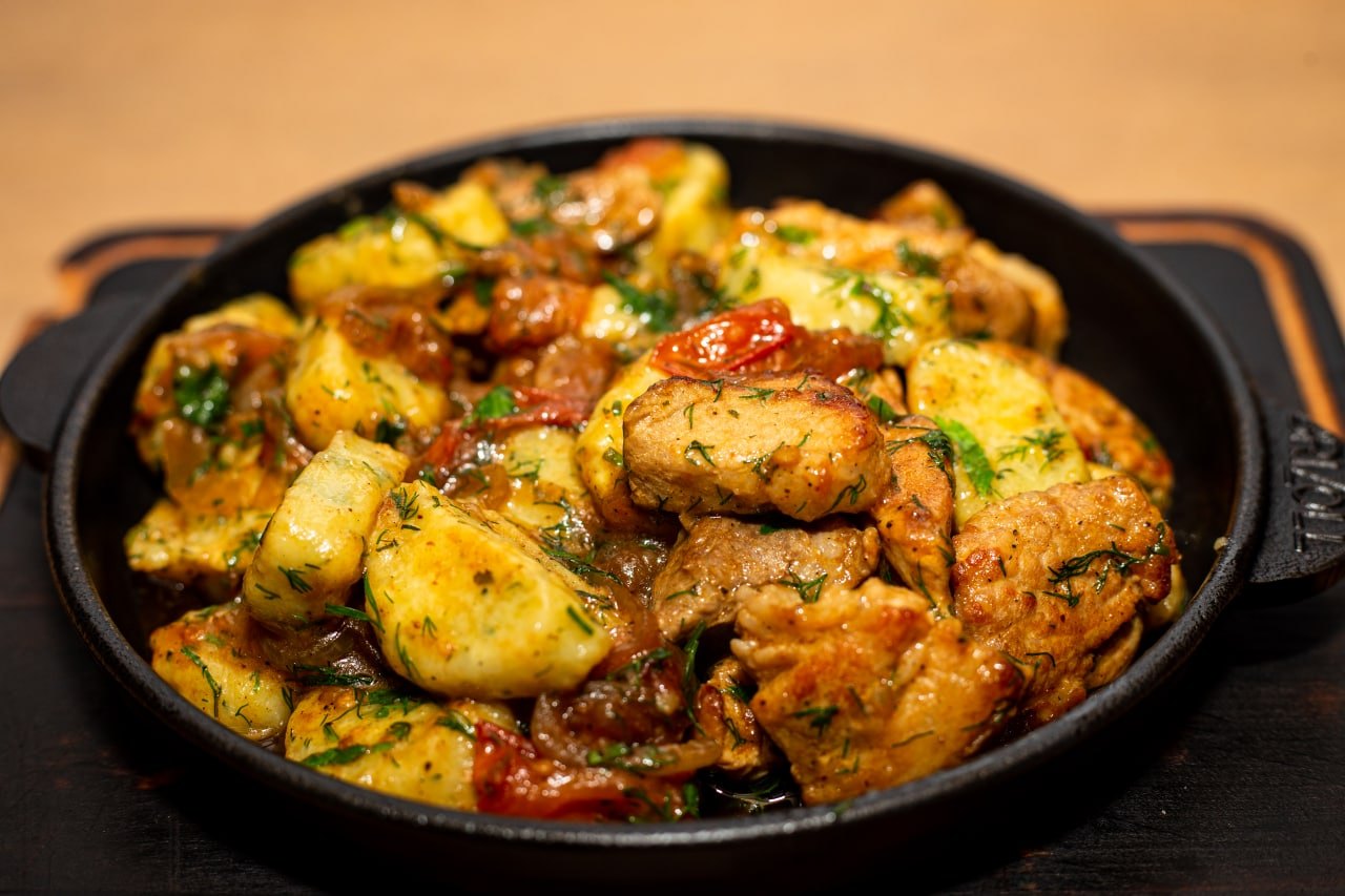 Свіжина домашня з картопляними галушками