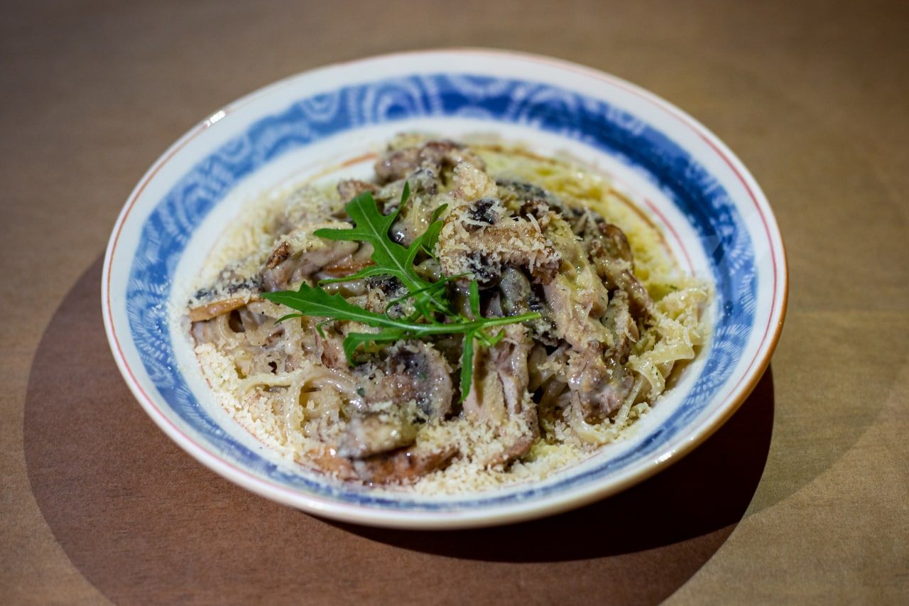 Паста з куркою та грибами