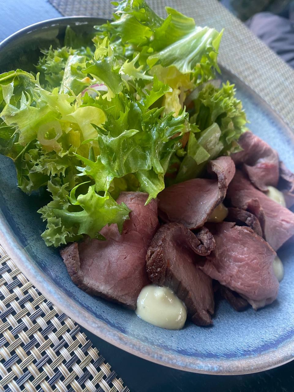 Теплий салат з телятиною