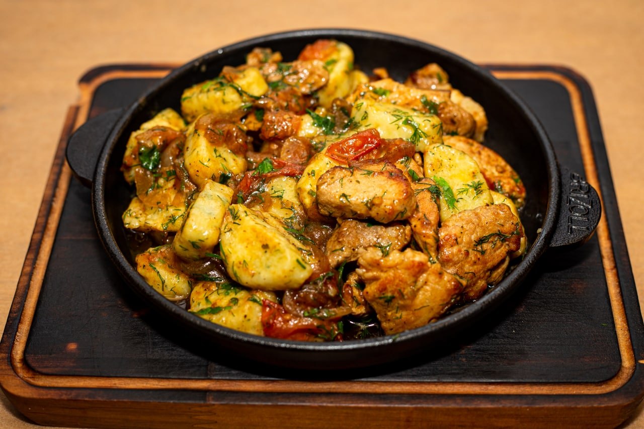 Свіжина домашня з картопляними галушками