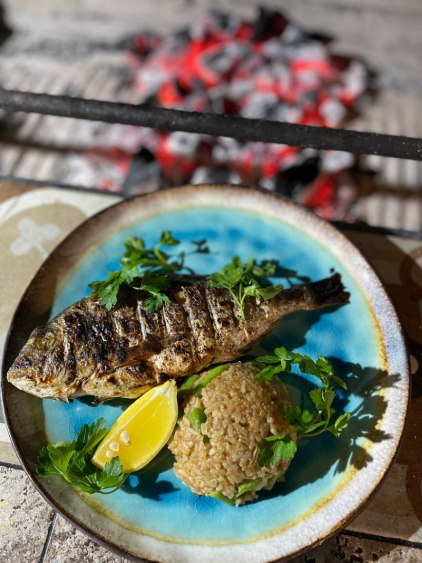 Дорадо на грилі з гарніром