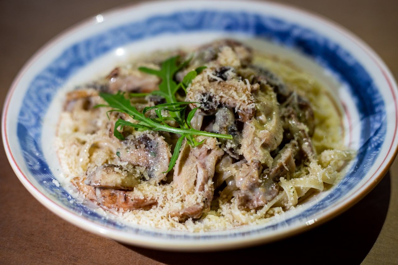 Паста з куркою та грибами