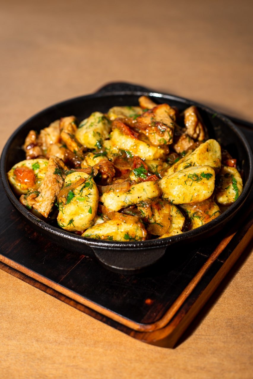 Свіжина домашня з картопляними галушками