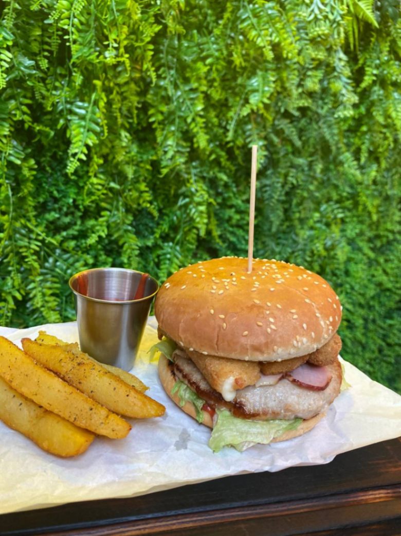 Бургер сирний з беконом