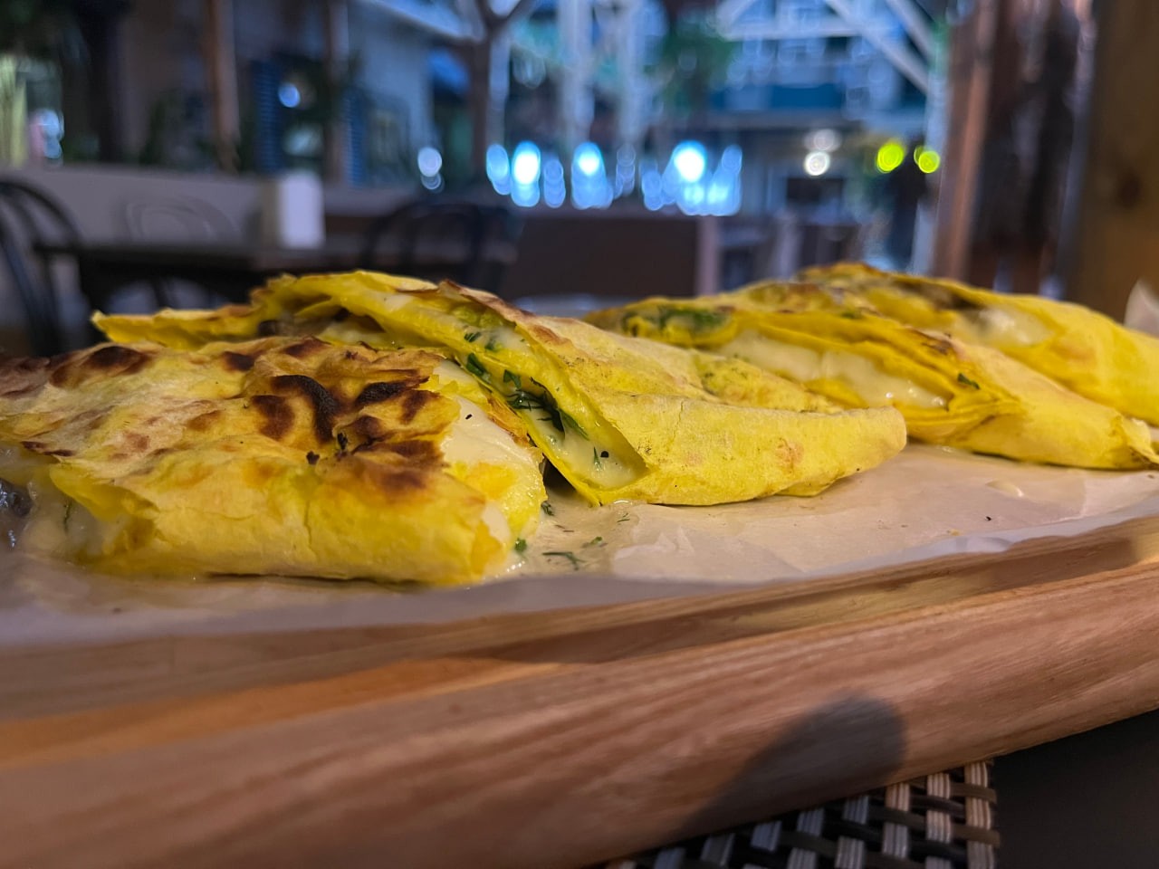 Лаваш із сиром та зеленню