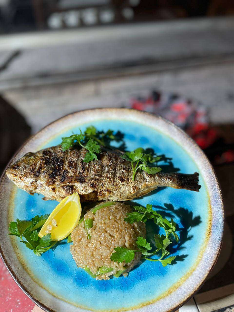 Дорадо на грилі з гарніром