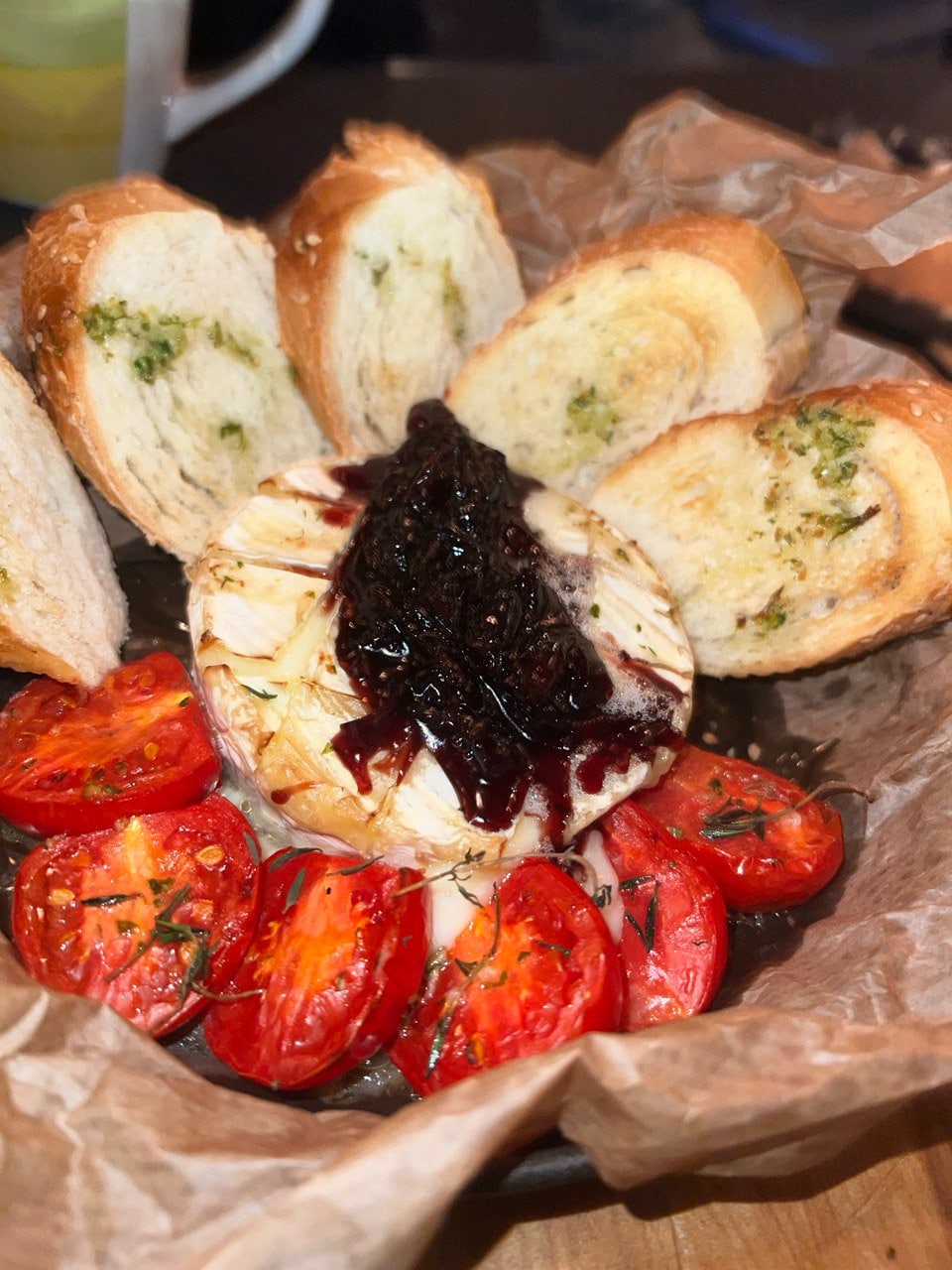 Камамбер гриль з цибулево-ягідним конфітюром