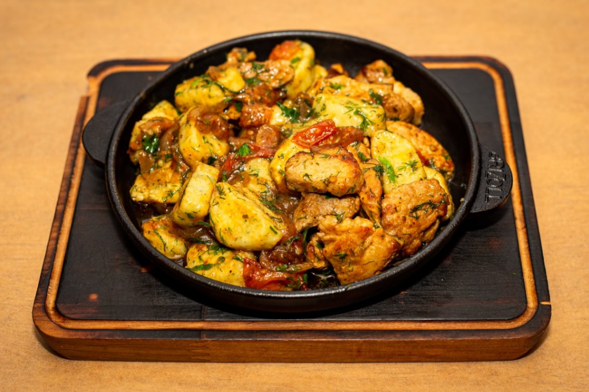 Свіжина домашня з картопляними галушками