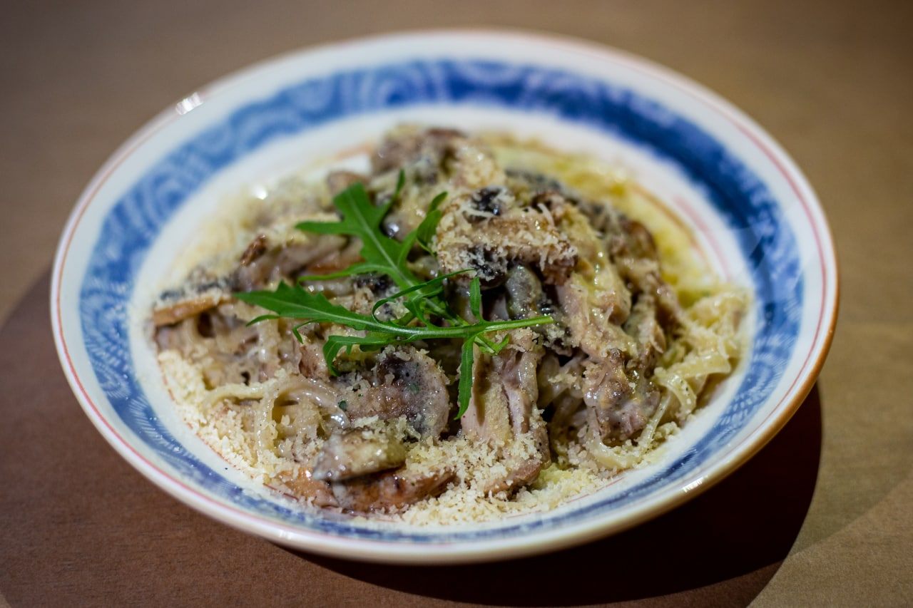 Паста з куркою та грибами