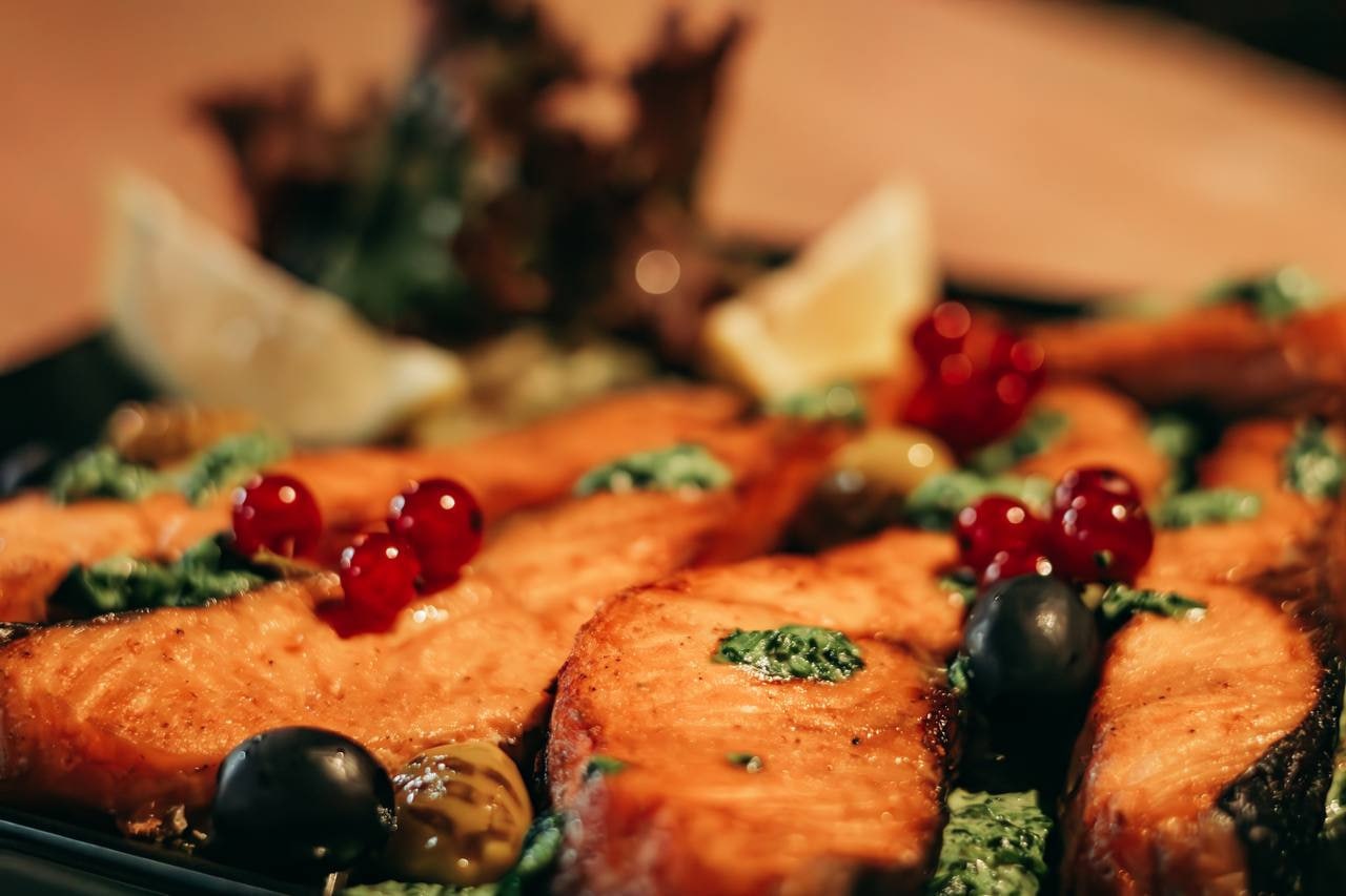 Стейк лосося на грилі