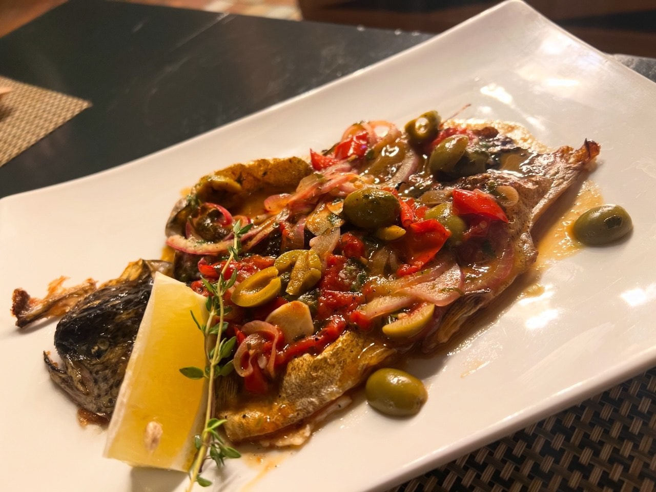 Форель у винному соусі