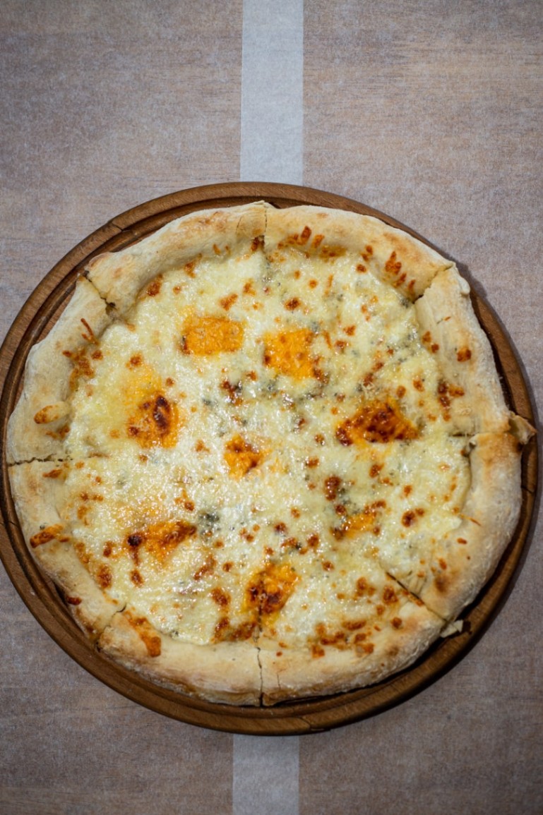 Піца супер сирна