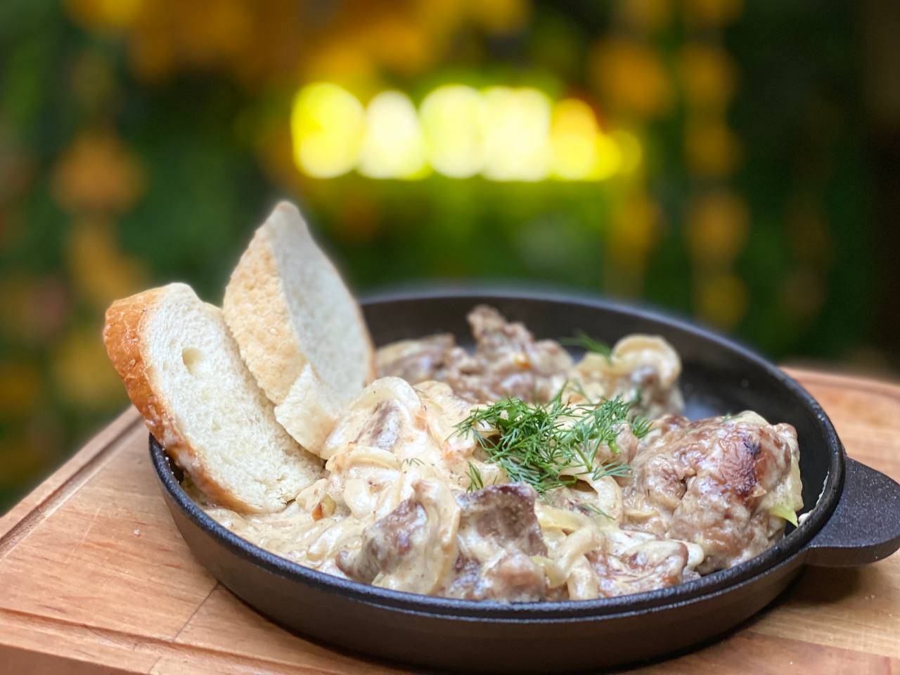 Куряча печінка тушкована в сметані