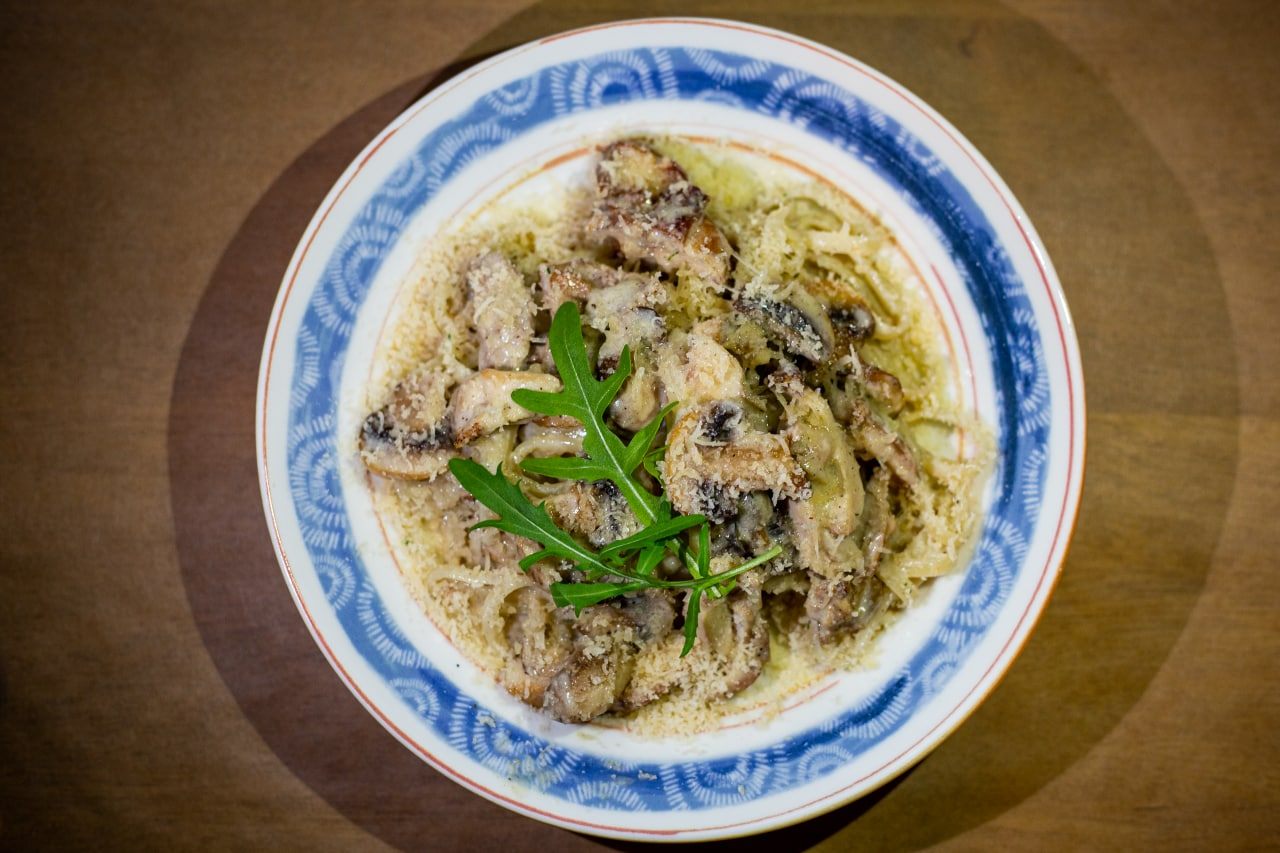 Паста з куркою та грибами