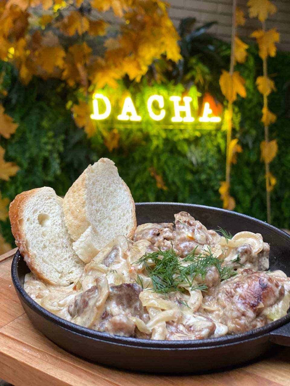 Куряча печінка тушкована в сметані