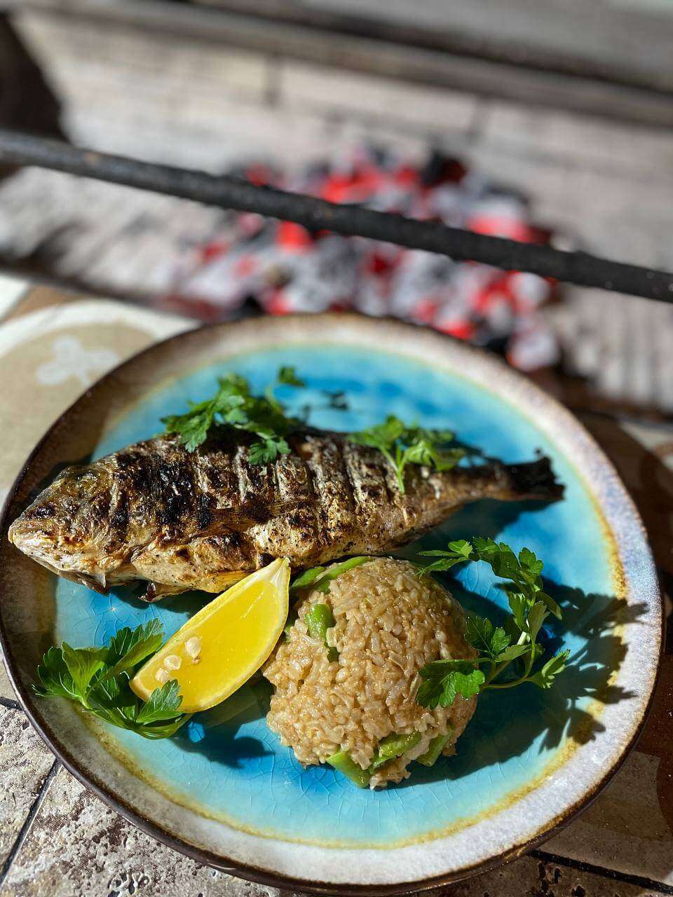 Дорадо на грилі з гарніром