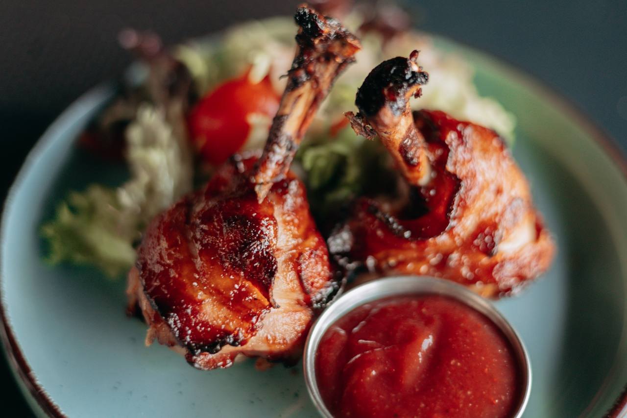 Куряча гомілка в беконі