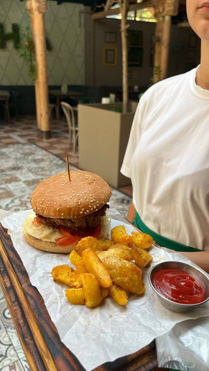 Бургер з яловичини та сиром камамбер